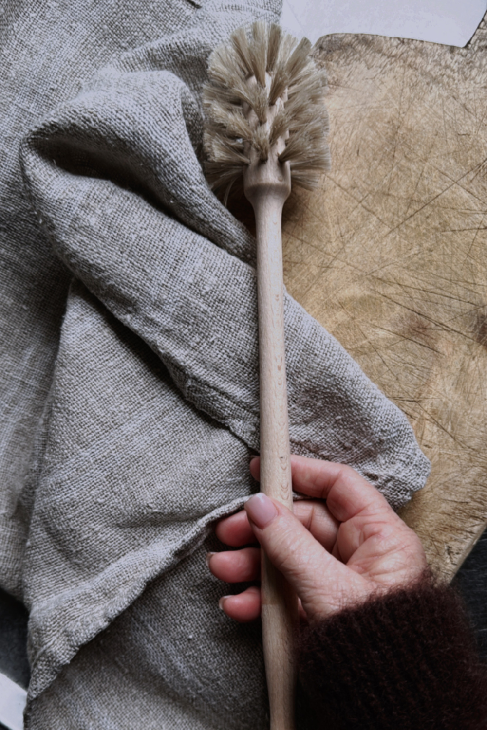 A practical kitchen brush from Redecker, made in Germany with beech wood and natural bristles for thoughtful cleaning. Shop online at Tomolly.