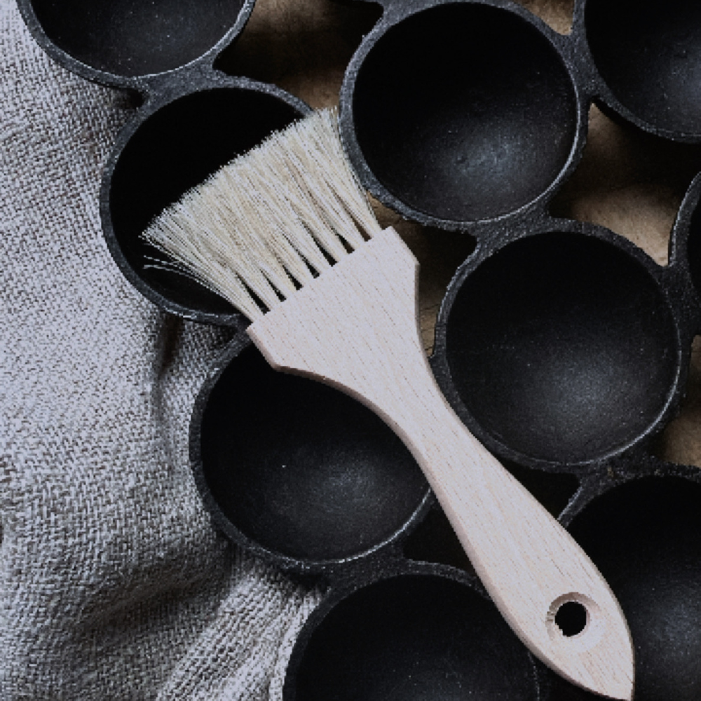 Redecker flat pastry brush with beechwood handle and natural bristles, available at Tomolly