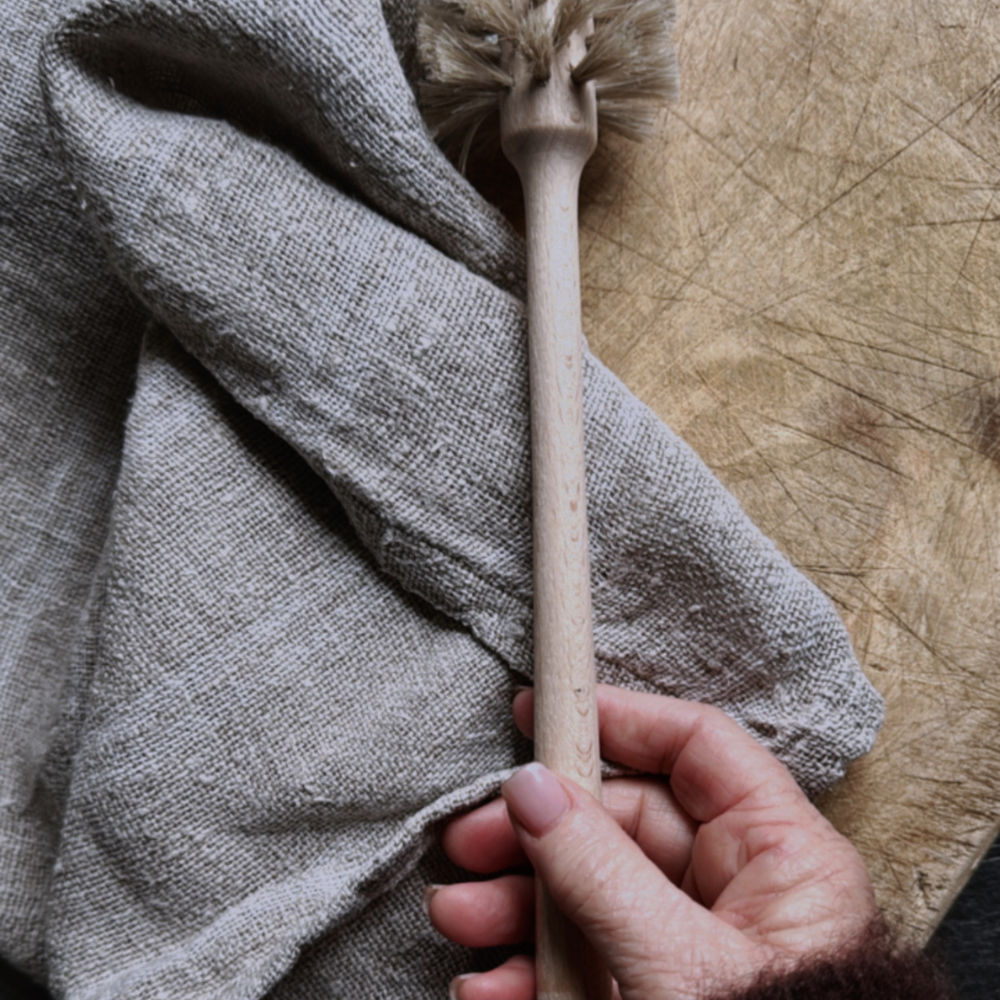 A practical kitchen brush from Redecker, made in Germany with beech wood and natural bristles for thoughtful cleaning. Shop online at Tomolly.